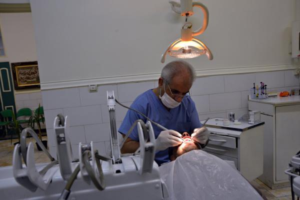 تصاویر ، این دندانپزشک در گوشه ای از یک خیریه مطب دارد ، 18سال درمان رایگان به یاد پدر