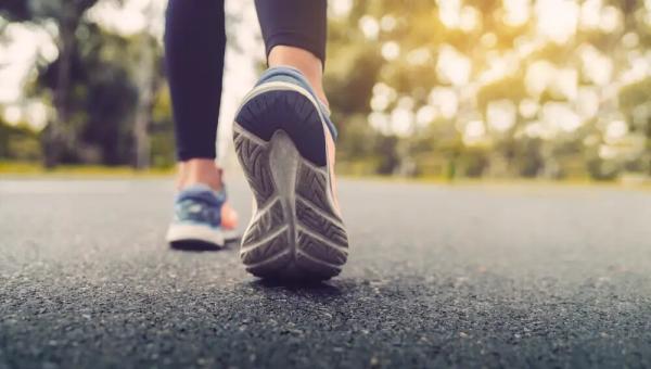 چطور با پیاده روی به آمادگی بدنی برسیم؟ چند قدم پیاده روی در روز ضروری است؟
